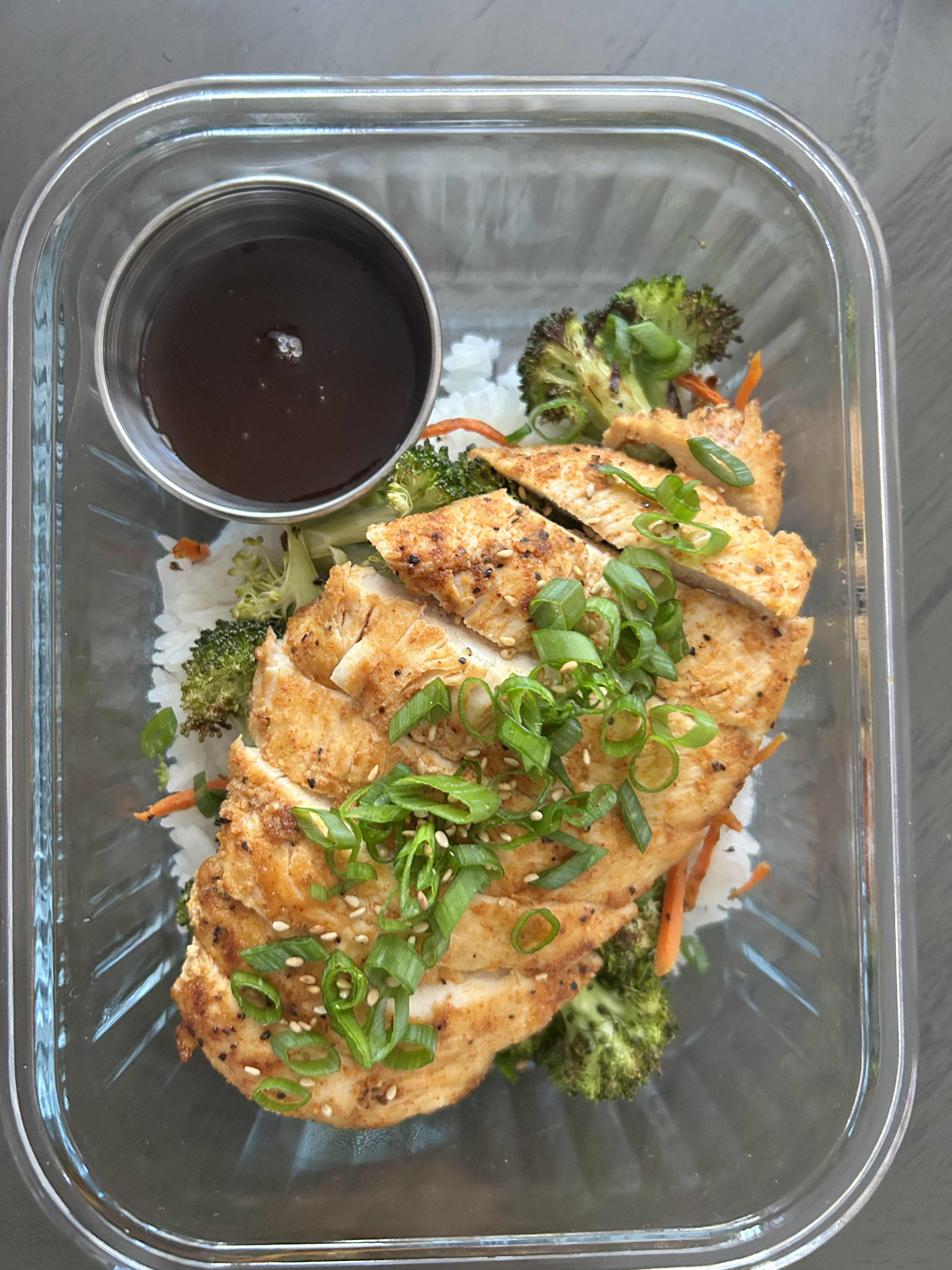 Ready-to-enjoy weekly meal prep entree in a container